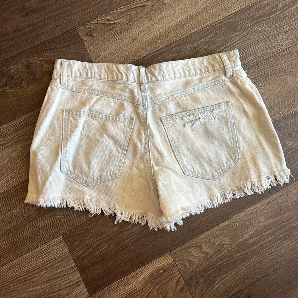 Frayed Hem Distressed Women's Denim Shorts - light wash - Picture 2 of 3